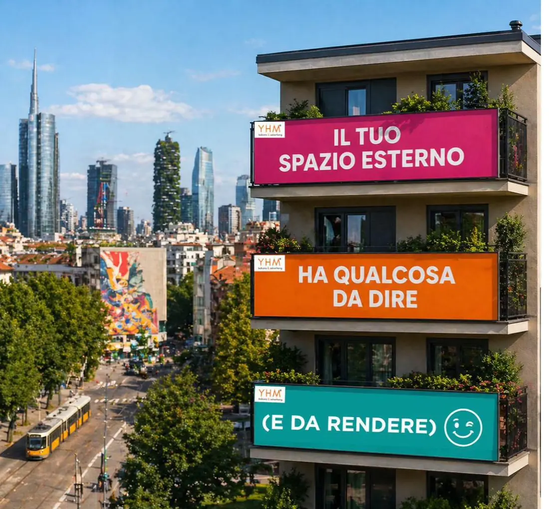 Allestimenti pubblicitari colorati su tre balconi di un palazzo affacciato sul viale